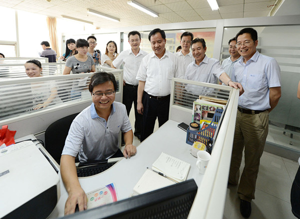 省委常委、常務(wù)副省長陳肇雄一行到訪高新區(qū)大學(xué)生創(chuàng)業(yè)園.jpg